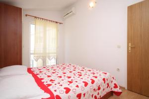 Apartments with a parking space Hvar - 4004