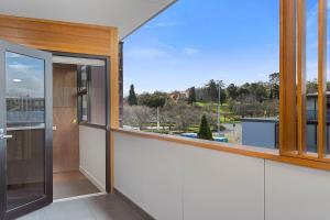 Stunning Warehouse Pad - Moments from the Waterfront