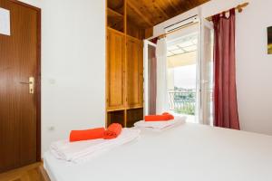 Apartments by the sea Bilo, Primosten - 4176