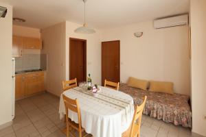 Apartments by the sea Bilo, Primosten - 4191