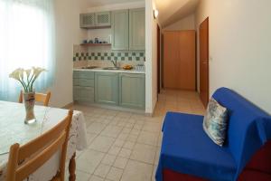 Apartments by the sea Bilo, Primosten - 4191