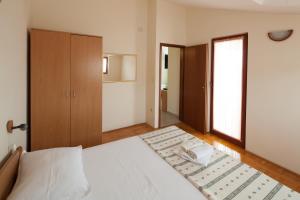 Apartments by the sea Bilo, Primosten - 4191