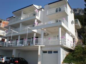 Apartments with a parking space Pisak, Omis - 4281