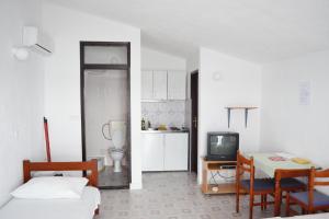 Apartments with a parking space Pisak, Omis - 4281