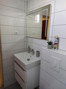 Apartments by the sea Necujam, Solta - 13884