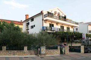 Apartments and rooms with parking space Vodice - 4164
