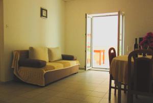 One-Bedroom Apartment with Terrace and Sea View room in Apartments by the sea Kustici Pag - 4104