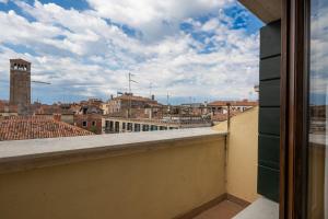 Bright Apartment On Venetian Roofs R&R
