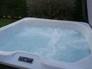 Romeo Cottage - Sleeps 4 - Open Plan Barn - Private Hot Tub & Garden