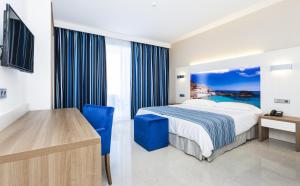 Superior Twin Room with Balcony (2 Adults + 2 Children) room in Globales Playa Estepona