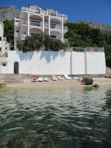 Apartments and rooms with a swimming pool Brist, Makarska - 15620 