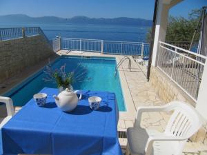 Apartments and rooms with a swimming pool Brist Makarska  15620