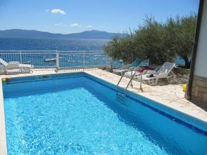 Apartments and rooms with a swimming pool Brist Makarska  15620