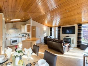 Windermere Retreat - White Cross Bay Holiday Park