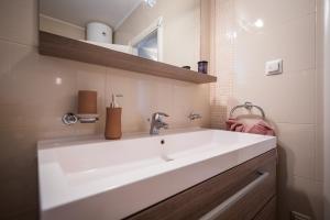 2 Bathrooms, Free Parking Spot, Prt Sea View 