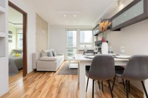 Apartment Jana Pawła II Next to the Metro by Noclegi Renters