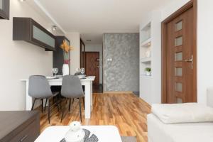 Apartment Jana Pawła II Next to the Metro by Noclegi Renters