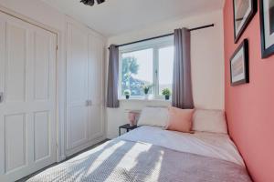 Cosy 2 bedroom flat, with parking & garden