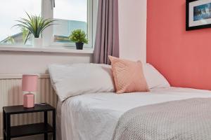 Cosy 2 bedroom flat, with parking & garden