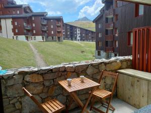 Studio Rénové au Cœur de la Station avec Balcon et Parking - FR-1-181-2431