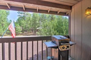 Pinetop Condo with Deck, Grill, 30 Mi to Sunrise Ski