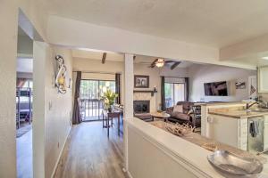 Pinetop Condo with Deck, Grill, 30 Mi to Sunrise Ski