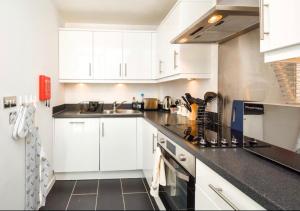 Central Hub Apartment with Balcony, Fast Wifi, Smart TV and Free Parking
