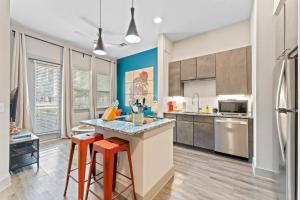 Modern & Chic 1BR Luxury Apts Close to Downtown & Airport