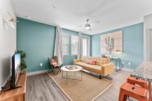 Modern & Chic 1BR Luxury Apts Close to Downtown & Airport