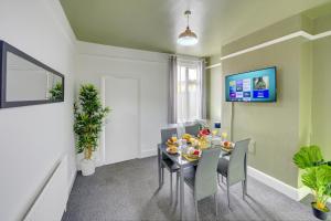 Cheerful 2 Bedroom Home, Sleeps 5 Guest Comfy, 1x Double Bed, 3x Single Beds, Free Parking, Free WiFi, Suitable For Business, Leisure Guest,Coventry, Midlands