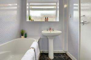 Cheerful 2 Bedroom Home, Sleeps 5 Guest Comfy, 1x Double Bed, 3x Single Beds, Free Parking, Free WiFi, Suitable For Business, Leisure Guest,Coventry, Midlands