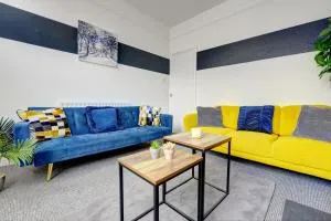 Cheerful 2 Bedroom Home, Sleeps 5 Guest Comfy, 1x Double Bed, 3x Single Beds, Free Parking, Free WiFi, Suitable For Business, Leisure Guest,Coventry, Midlands - Spon End