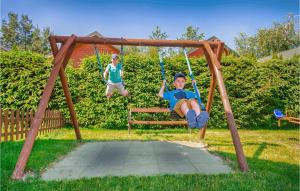 Lovely Home In Dabki, Bobolin With Wifi