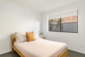 Sandy Shores - Absolute Waterfront & Swimming pool - Holiday Yamba