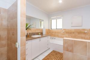 Sandy Shores - Absolute Waterfront & Swimming pool - Holiday Yamba