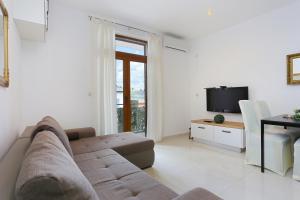 Two-Bedroom Apartment with Terrace and Sea View room in Apartments with a parking space Mastrinka Ciovo - 4324
