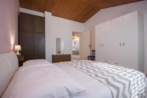 Apartments by the sea Brodarica, Sibenik - 5736