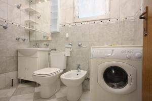 Apartments by the sea Sucuraj, Hvar - 5680