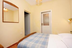 Apartments with a parking space Jelsa, Hvar - 5728