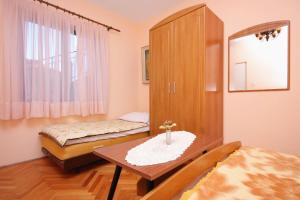 Apartments with a parking space Jelsa, Hvar - 5728