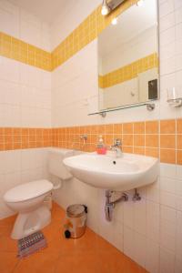 Apartments with a parking space Jelsa, Hvar - 5728