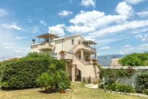 Apartments with parking space Razanac, Zadar - 5885 - 3hvězdičkové hotely ve městě Ražanac