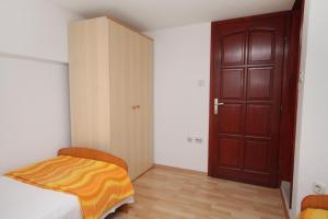 Apartments by the sea Postira, Brac - 5672