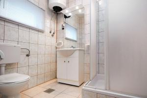 Apartments and rooms with a swimming pool Sukosan, Zadar - 5906