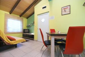 Apartments and rooms with a swimming pool Sukosan, Zadar - 5906