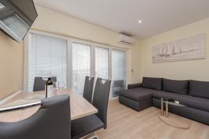 Two-Bedroom Apartment with Terrace and Sea View room in Apartments and rooms with a swimming pool Sukosan Zadar - 5906