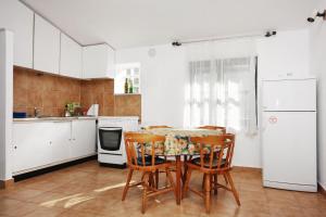 Seaside secluded apartments Cove Zavala - Gdinj, Hvar - 5717