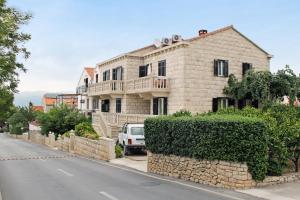 Apartments with parking space Supetar, Brac - 5676
