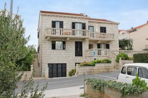 Apartments with parking space Supetar, Brac - 5676