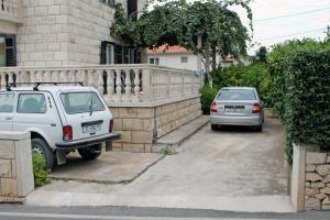 Apartments with a parking space Supetar, Brac - 5676